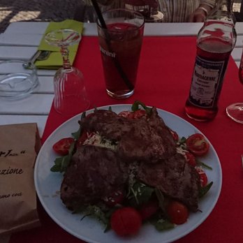 Giardino - Rucolasalat auf Kirschtomaten mit Parmesan und Rinderfiletspitzen. Sehr lecker, reichlich und das Fleisch war perfekt zart! - Italian Near Me - Weimar, TH