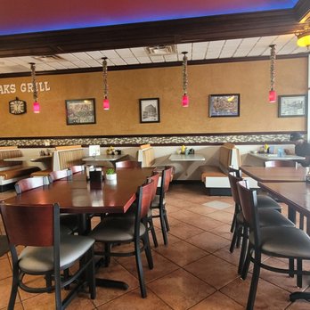 9 Oaks Grill - Seating area with pictures - Diners Near Me - Oak Park, Michigan