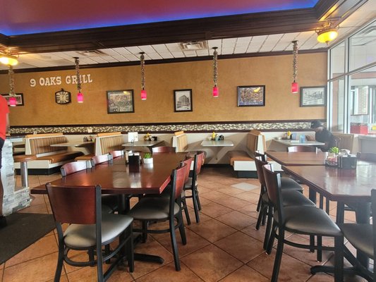 9 Oaks Grill by null