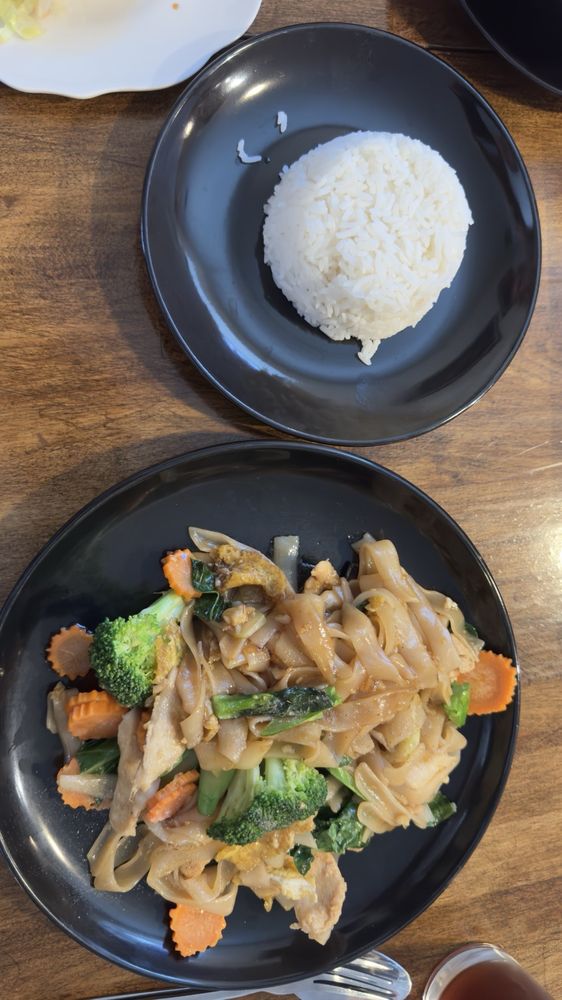 The Groove Thai Food Logo