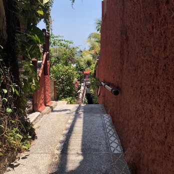 Aura del Mar - Beautiful foliage and walkways - Hotels Near Me - Zihuatanejo, GRO