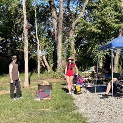 Happy Trails RV Park - Look how wide our camping spot is!