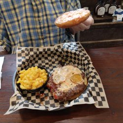 Pecan Street Cafe - mac and cheese, and grilled burger with 1000 islands and pickles.
