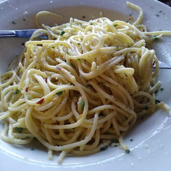 Viztango Cafe - Spaghetti Aglio e Olio. Very good but I couldn't eat due to the crushed red pepper they added :( - Italian Near Me - Los Angeles, California