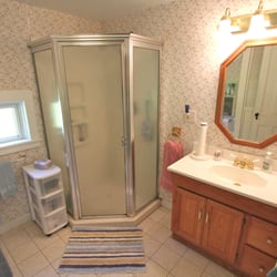 Sky Acres Farm and Retreat - Upper Bathroom