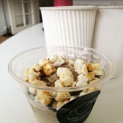 Something Frozen - Her lakrids softice m hakket mørk chokolade m karamel og seasalt og karamelpoppede popcorn.
