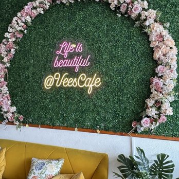 Vees Cafe - Inside - Breakfast & Brunch Near Me - Los Angeles, California Vees Cafe - Inside - Breakfast & Brunch Near Me - Los Angeles, California