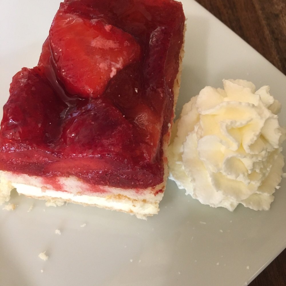 LuVer - Strawberry cake - Cafes Near Me - Kutná Hora, ST
