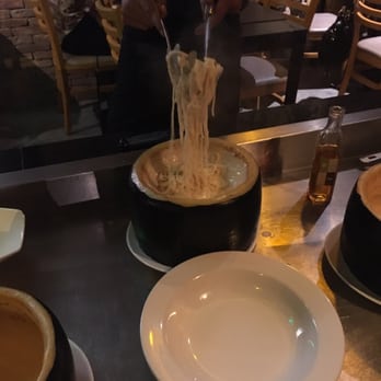 La Nonna di Lucca - O garçom esta cozinando o molho de Formaggio - Italian Near Me - São Paulo, SP La Nonna di Lucca - O garçom esta cozinando o molho de Formaggio - Italian Near Me - São Paulo, SP
