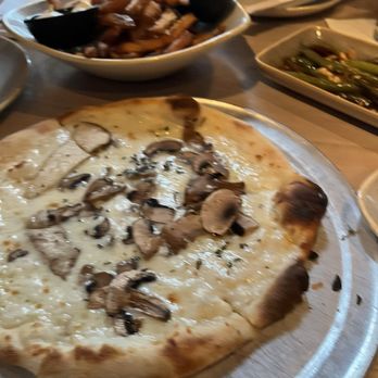 Moku Kitchen - Mushrooms pizza with truffle oil. Yum - Cocktail Bars Near Me - Honolulu, Hawaii Moku Kitchen - Mushrooms pizza with truffle oil. Yum - Cocktail Bars Near Me - Honolulu, Hawaii