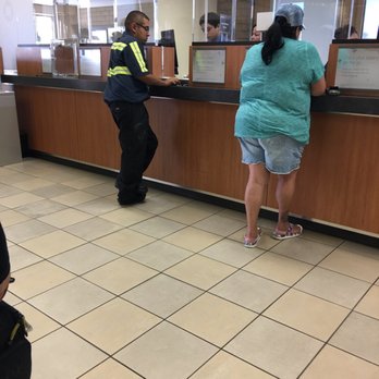 Chase Bank - HORRIBLE WAIT!!!!  They want you to use their robot machines! Cuz they are only employing 2 tellers on a MONDAY MID-DAY! - Banks & Credit Unions Near Me - Azusa, California