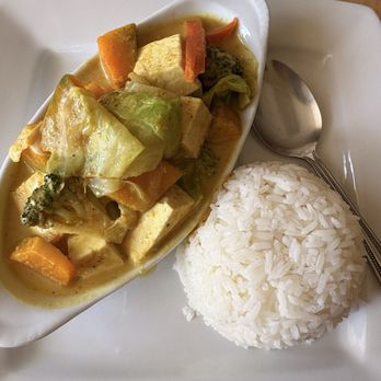 Tipp Thai Cuisine - Yellow curry with tofu - Thai Near Me - Santa Rosa, California Tipp Thai Cuisine - Yellow curry with tofu - Thai Near Me - Santa Rosa, California