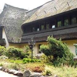 Restaurant Van der Valk - Haupteingang der reetgedeckten Jagdresidenz