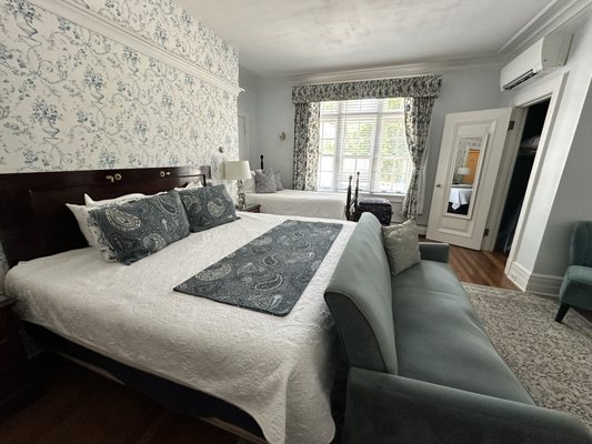 Four Chimneys Inn & Restaurant by null