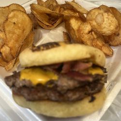 Crowing Hen Saloon - Smashburger n Pub chips