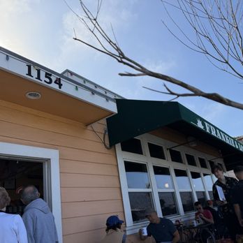 Frankie & Lola's Front Street Cafe - Outdside waiting area - Breakfast & Brunch Near Me - Morro Bay, California