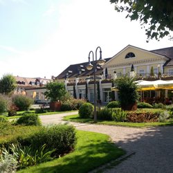 Kurpark-Hotel - Toskana-Garten vor Hotel