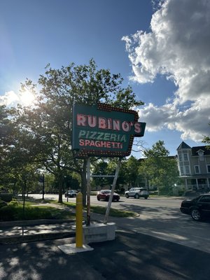 Rubinos Pizza by null