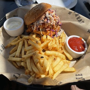 Evangeline - Fried chicken sandwich - Cajun/Creole Near Me - Calistoga, California
