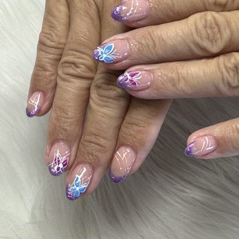 Daisy Nails - Simple summer vibes - Nail Salons Near Me - Lancaster, California