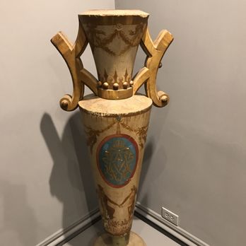 Iolani Palace - Beautifully crafted Hawaiian vase - Museums Near Me - Honolulu, Hawaii Iolani Palace - Beautifully crafted Hawaiian vase - Museums Near Me - Honolulu, Hawaii