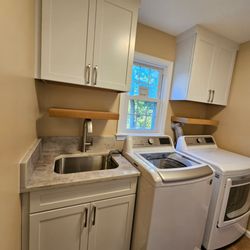LAUNDRY
- Shaker White Solid Wood Cabinets
- Calacatta Quartz Countertops
- Floating Shelves