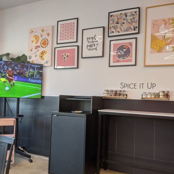 Pizzeria G - TV, art, spice rack. - Pizza Near Me - Garden City, New York
