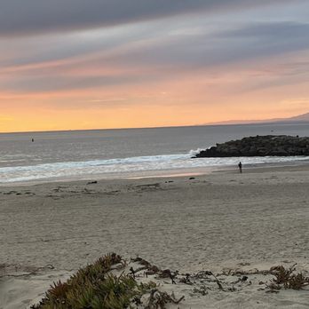 Surfers Knoll Beach - Surfers Knoll just before sunset - Beaches Near Me - Ventura, California Surfers Knoll Beach - Surfers Knoll just before sunset - Beaches Near Me - Ventura, California