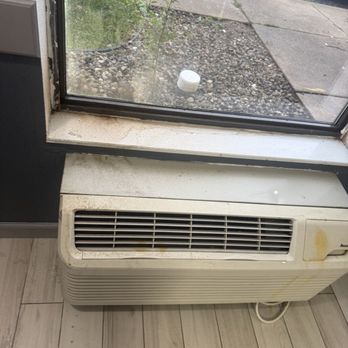 Comfort Inn - Dirty floors  dirty carpets  dirty ac dirty or stained shower mats - Hotels Near Me - Goshen, Indiana