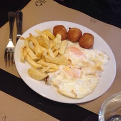 Huevos con croquetas