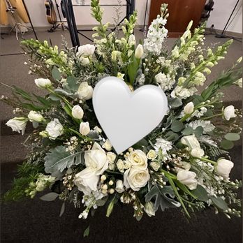 De La Fleur Flowers & Events - Urn arrangement - Florists Near Me - Turlock, California De La Fleur Flowers & Events - Urn arrangement - Florists Near Me - Turlock, California