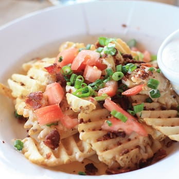 Divots Restaurant - Divot Fries, Loved it! Waffle cut fries topped with crumbled bacon, green onion, diced tomato and pepperjack cheese sauce - New American Near Me - Hood River, Oregon