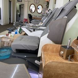 Idol Nails - Salon chairs