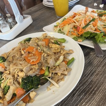 Thai Recipe Bistro - Pad See Ew and Papaya Salad - Thai Near Me - Phoenix, Arizona Thai Recipe Bistro - Pad See Ew and Papaya Salad - Thai Near Me - Phoenix, Arizona