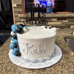 White buttercream icing and almond white cake.