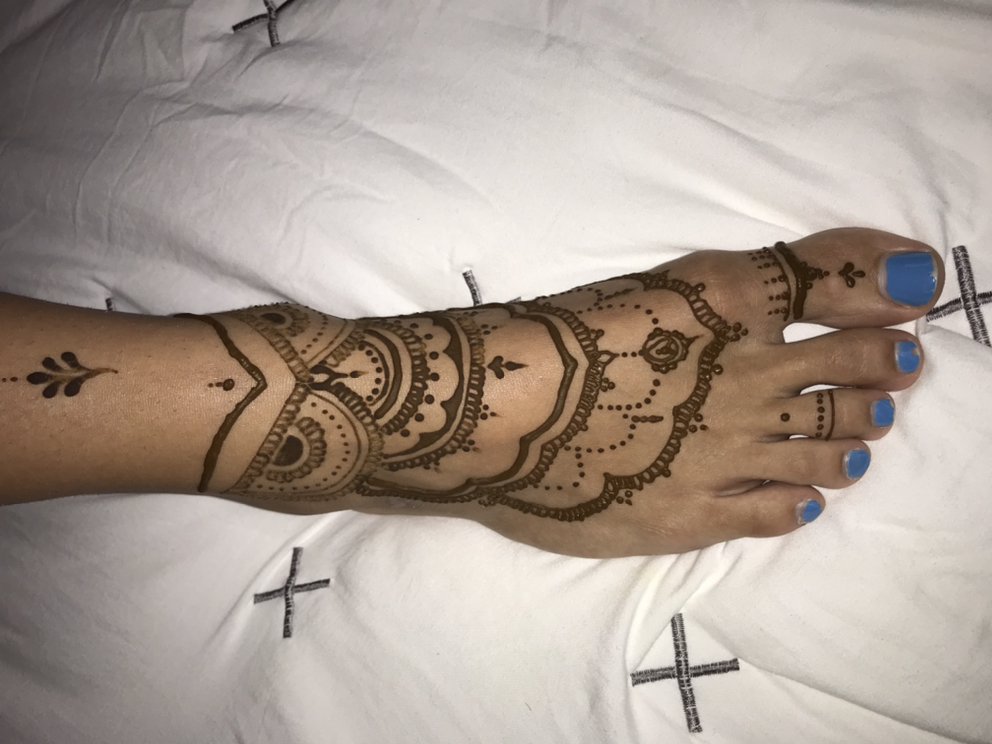 Henna by Loneydyartist Logo