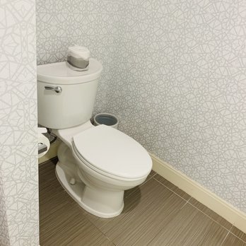 Hampton Inn & Suites Gilroy - Toilet - Hotels Near Me - Gilroy, California Hampton Inn & Suites Gilroy - Toilet - Hotels Near Me - Gilroy, California