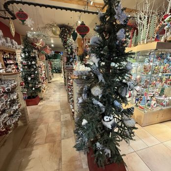 Noël Eternel - They're ready for you next time you're in town - Holiday Decorations Near Me - Montreal, Quebec Noël Eternel - They're ready for you next time you're in town - Holiday Decorations Near Me - Montreal, Quebec