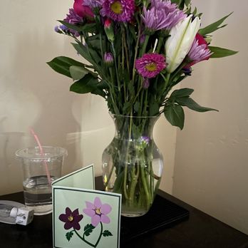 Avas Flowers - This is the cheap crap that was delivered! - Florists Near Me