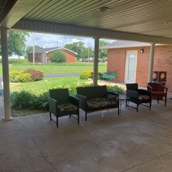 Hearthstone Inn - Outside patio seating area