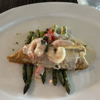 D'vine Wine Bar - Snapper with asparagus - Wine Bars Near Me - Houston, Texas