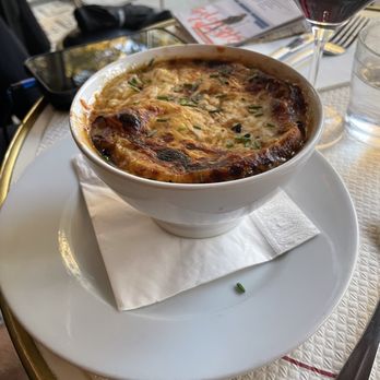 Café de la mairie - Onion soup - Bistros Near Me - Paris, 75 Café de la mairie - Onion soup - Bistros Near Me - Paris, 75