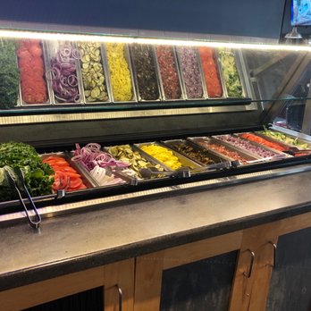 Fuddruckers - Amazingly fresh and beautiful condiment bar. Haven't seen one like this in probably 25 years. - American Near Me - Commerce, Georgia