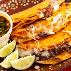 Axohelado - quesabirria tacos