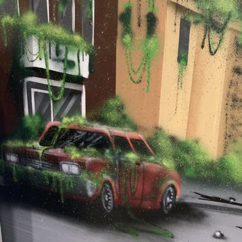Laser Game Bourgoin - Fresque murale représentant une voiture recouverte de mousse verte dans la salle anniversaire du Laser Game Bourgoin. - Laser Tag Near Me - Bourgoin-Jallieu, 38
