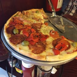 Pizza mitad de Provolone y Panceta y mitad Calabresa