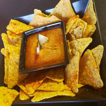 B12 - Nachos with warm, creamy cashew and pepper sauce - Vegan Near Me - Girona, GI