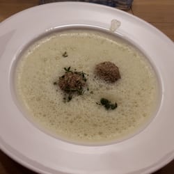 Gusto Kochschule - Jungzwiebelschaumsuppe mit Pumpernickel Frischkäseknödel