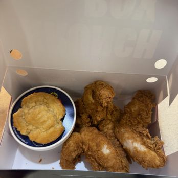 Krispy Krunchy Chicken - This is the meal I ordered! And it was fire. Not gonna lie I was pretty impressed. Probably one the best places to get a meal in Willits. - Chicken Shop Near Me - Willits, California