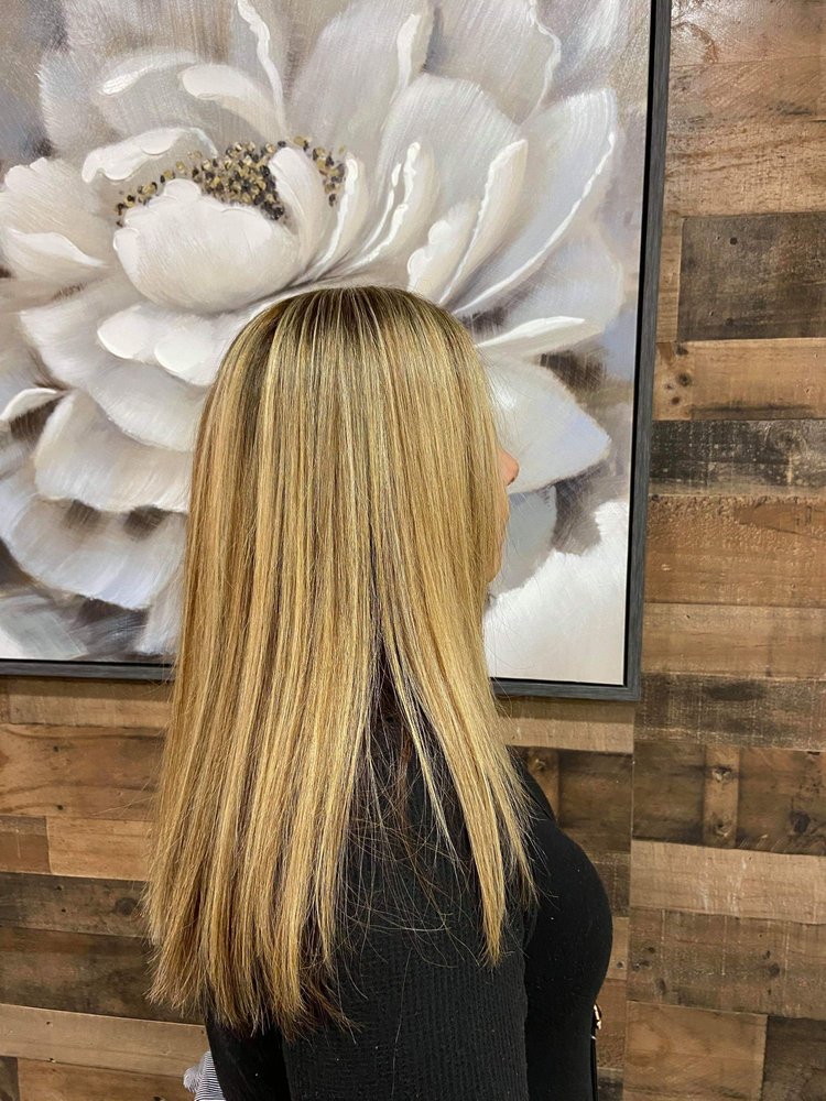 Tavo's Hair Design Studio Logo